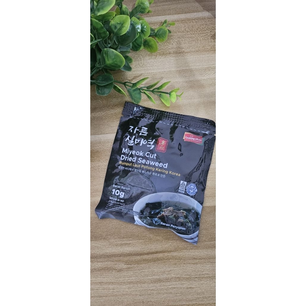 

wakame rumput laut kering 10gr halal miyeok cut dried seaweed