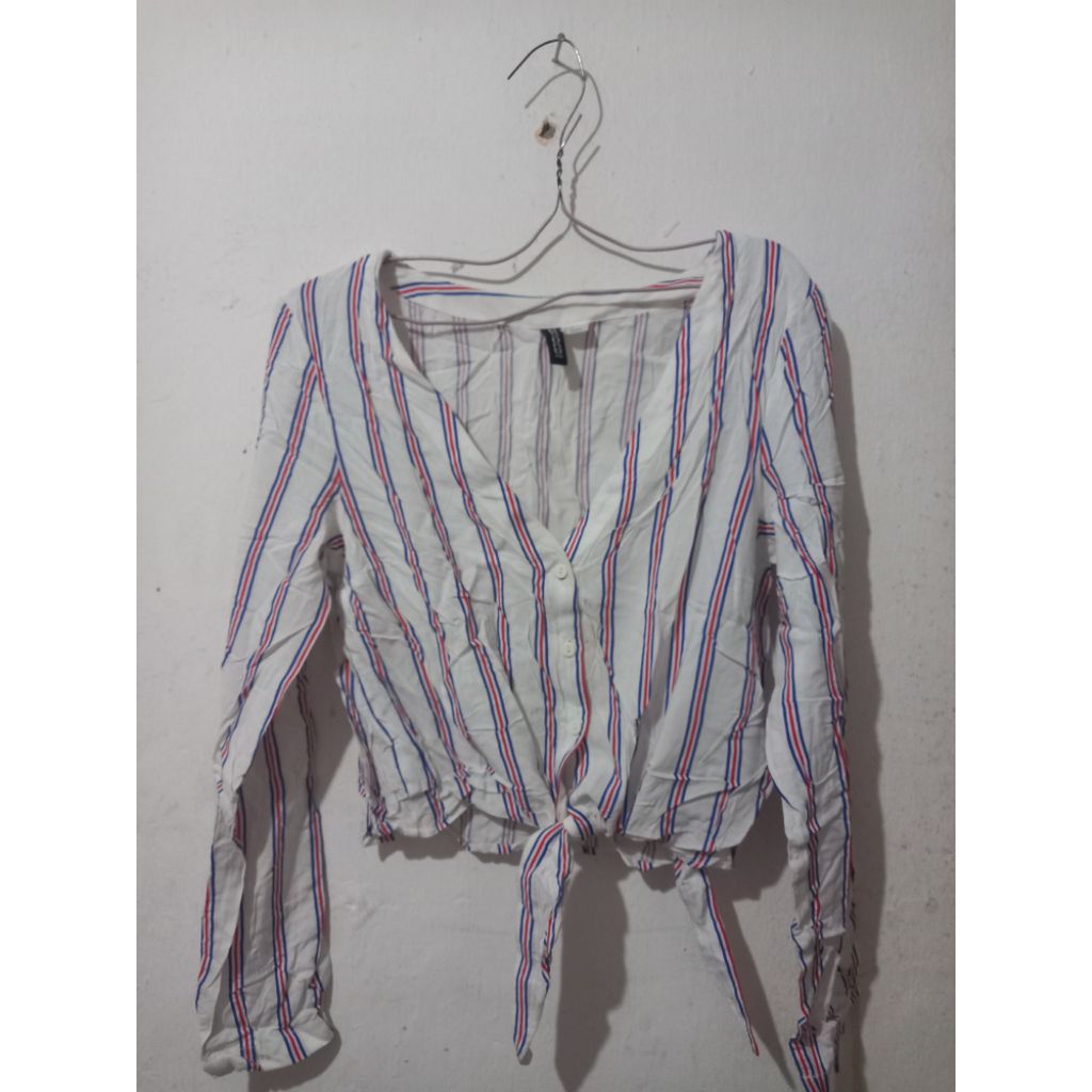 Preloved H&M Kemeja Crop Wanita Salur