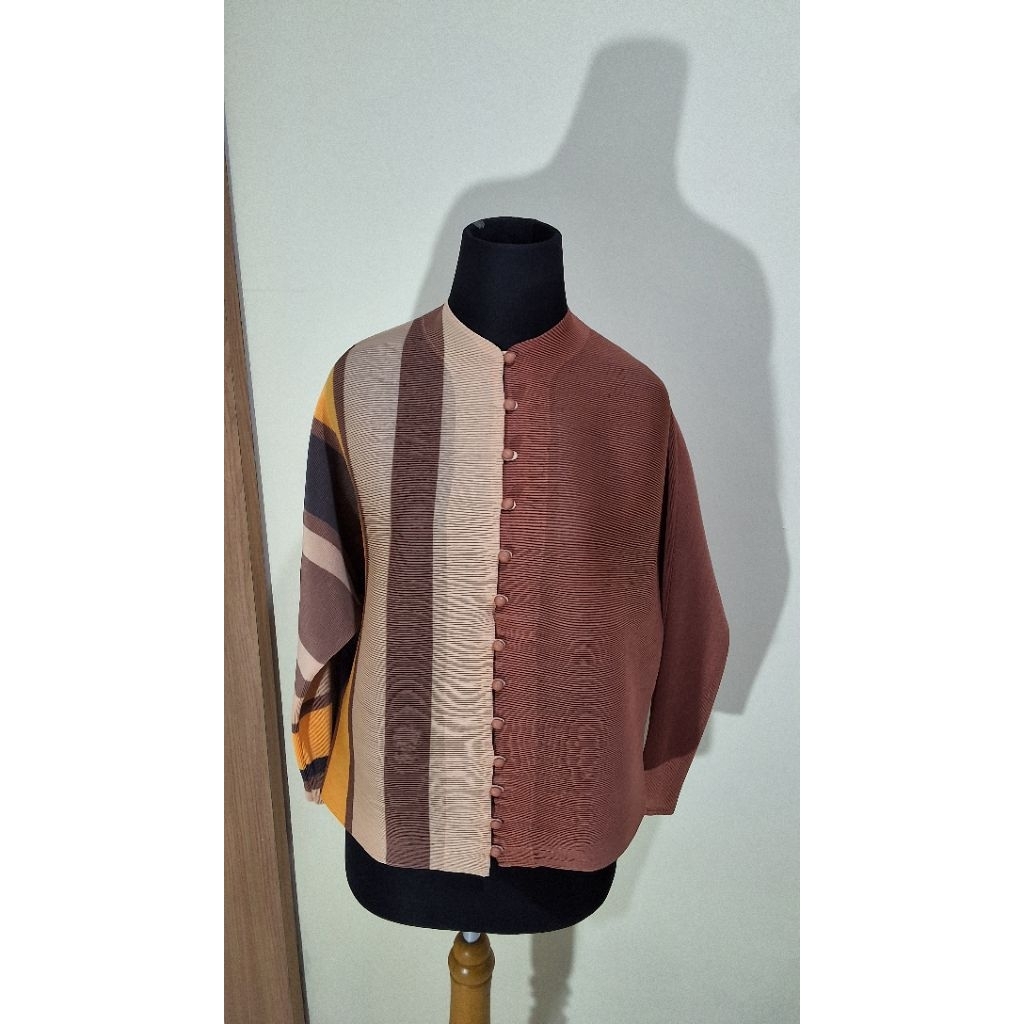 Pleats Premium Top/Preloved Pleats Premium/Button Top Pleats