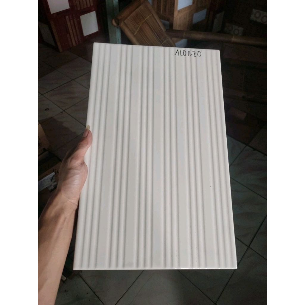 Keramik dinding 25x40 Alonso White - Glossy Timbul