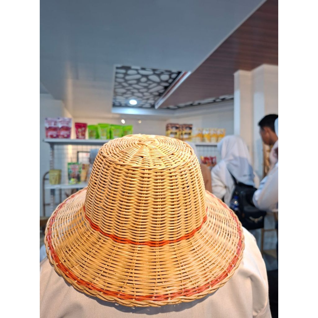 TOPI ROTAN KHAS KALIMANTAN➝ MENEGASKAN BAHWA PRODUK INI BENAR-BENAR "CIRI KHAS KALIMANTAN". COCOK DI