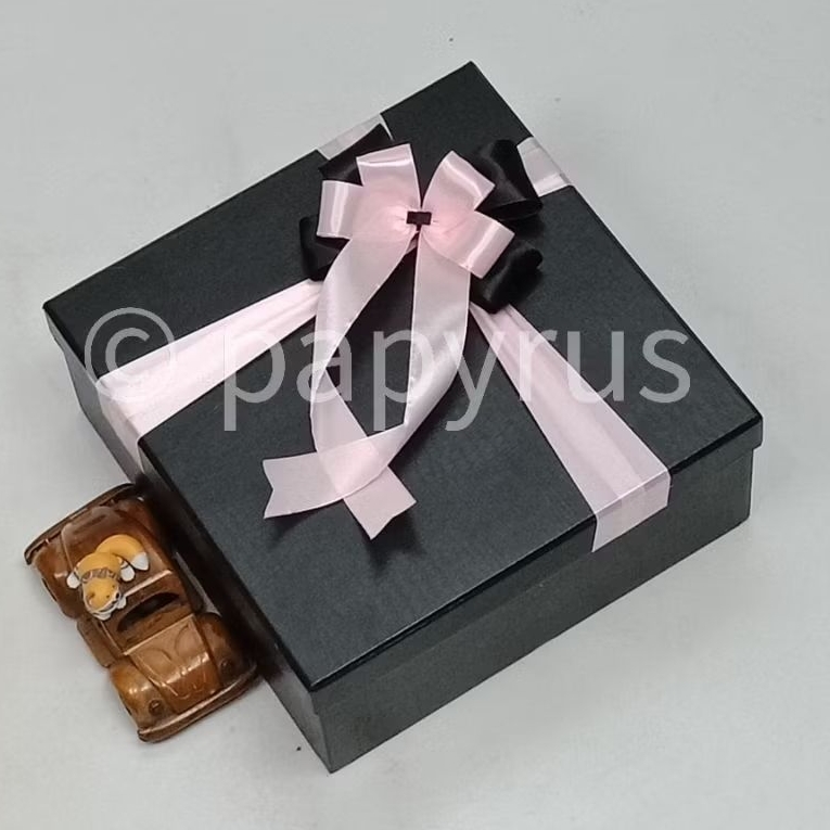 

PAPYRUS 25x25 Tinggi 10cm Kotak Kado Gift Box Hardbox Hampers Hadiah V1