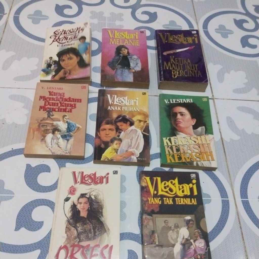 NOVEL V LESTARI / SEPASANG REMAJA/MELANIE/KETIKA MAUT IKUT BERCINTA/SANG MENDENDAM DAN YANG MENCINTA