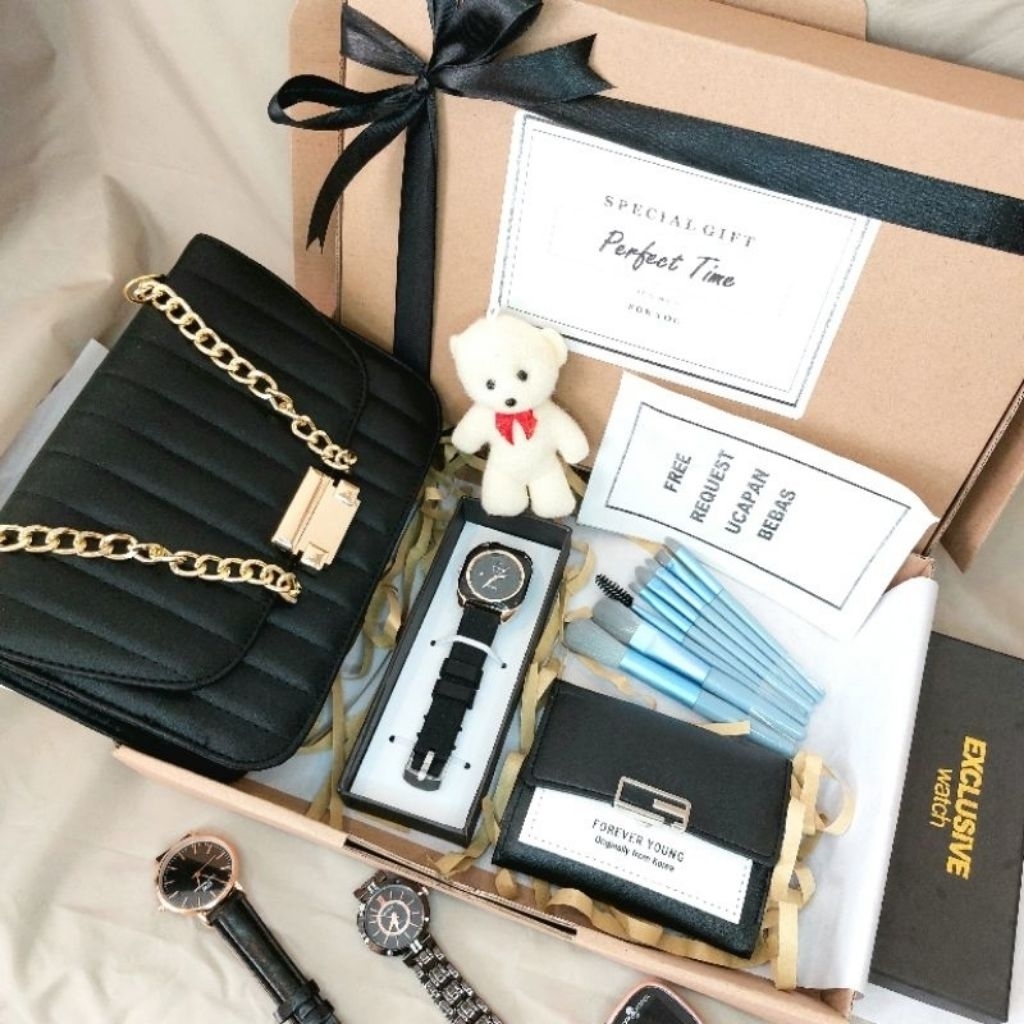 

Hampers Gift Box Cewek / Wanita Exclusive Untuk Kado / Hadiah Isi Jam Tangan || Tas || Dompet Dll