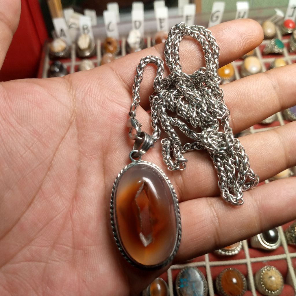 liontin Batu combong Sulaiman merah