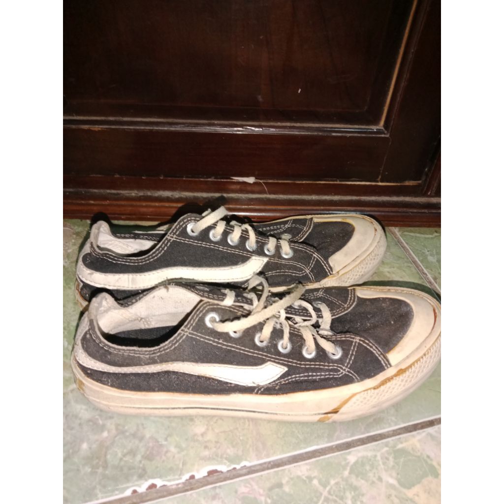 preloved sepatu venstela minus