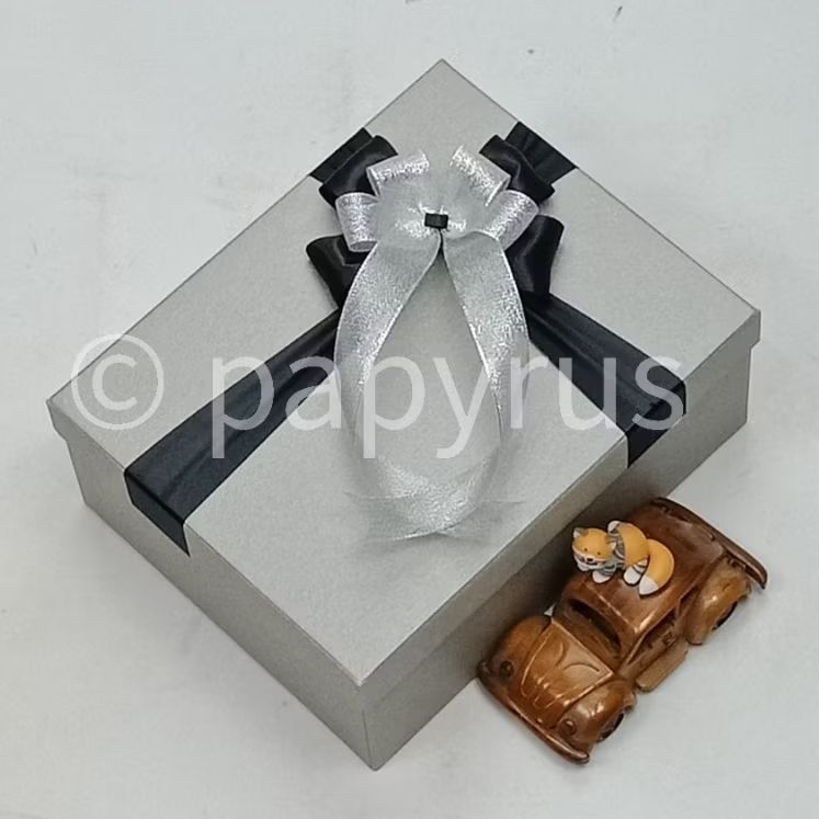 

PAPYRUS 20x25 Tinggi 10cm Kotak Kado Gift Box Hardbox Hampers Hadiah V3