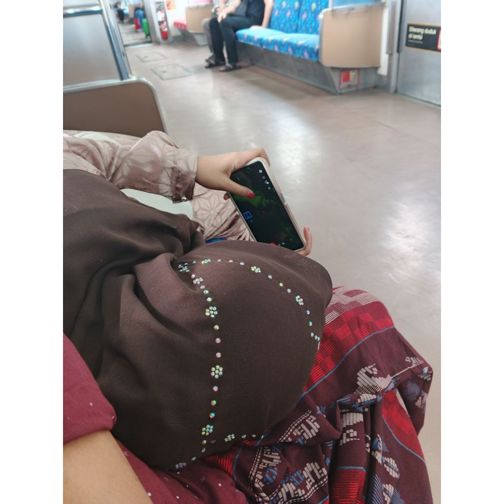 hijab paris motif love di kepala/ hijab swarovsky/hijab payet premium