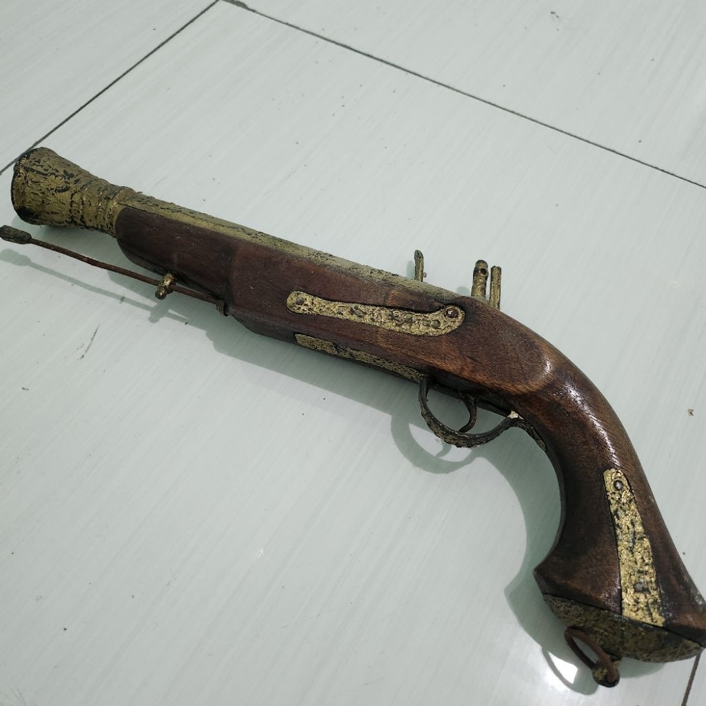 Pistol replika VOC Belanda untuk pajangan