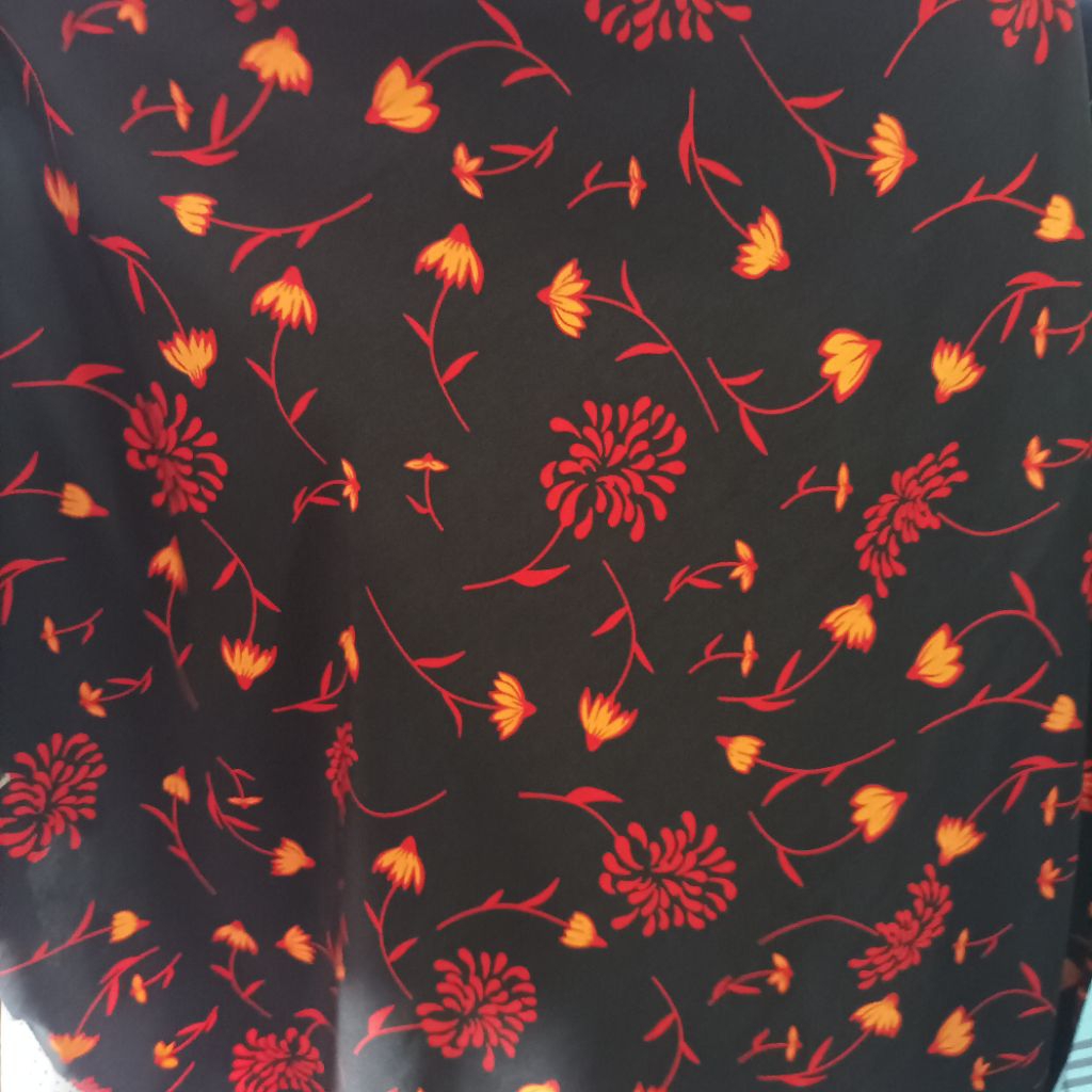 Kain Wolfis Motif Bunga Merah Hitam – Bahan Jahit Gamis, Dress, Outer (Harga Kain Per½ Meter)