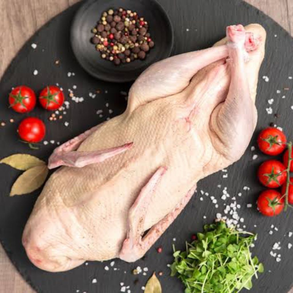 

BEBEK PEKING BEKU SEGAR Bebek peking asli dengan tekstur lebih kenyal dan rasa gurih alami. Cocok untuk sup, gulai, dan masakan tradisional.