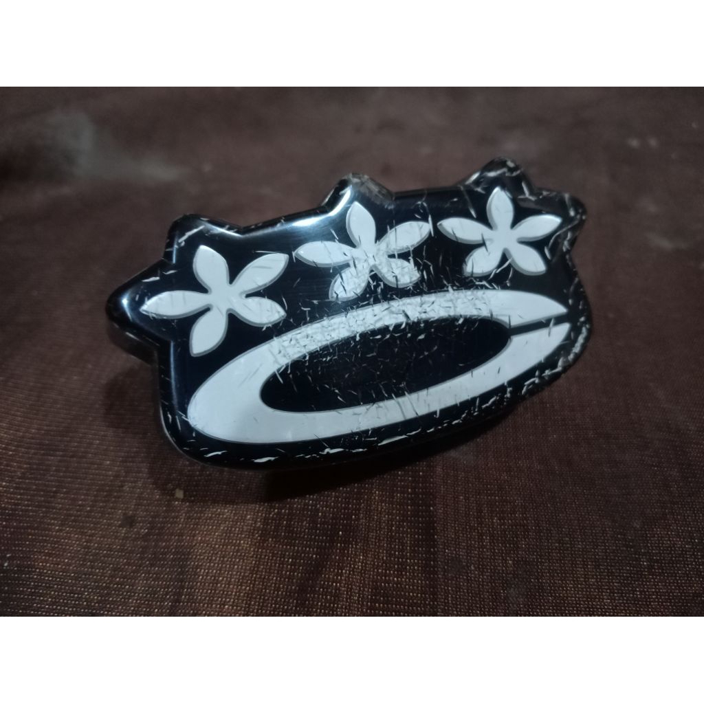 emblem grill original toyota corolla ke30 thn 77