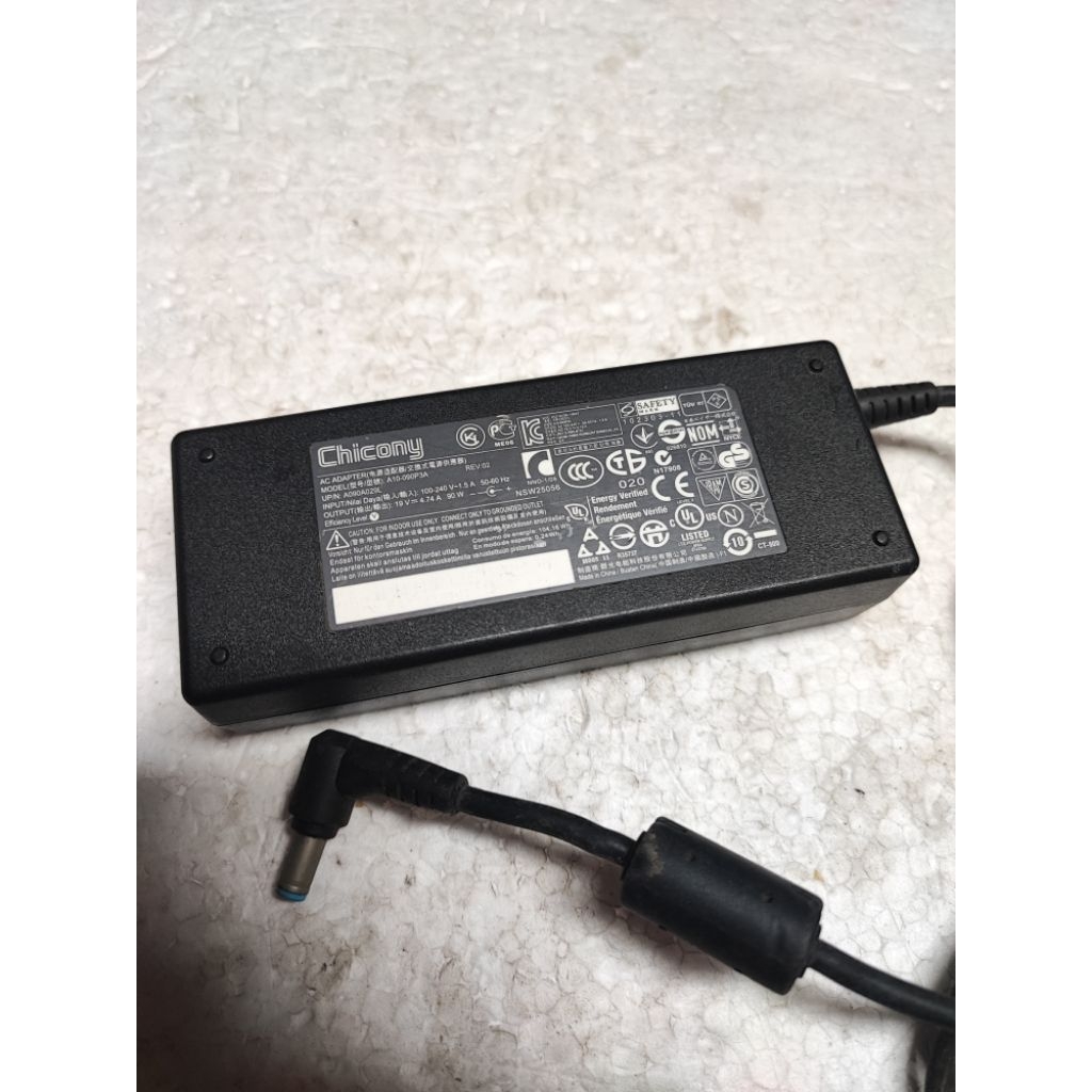 Adaptor CHICONY A10-090P3A  19V 4,74A 90W Jack biru 5,5mm Lubang kecil.