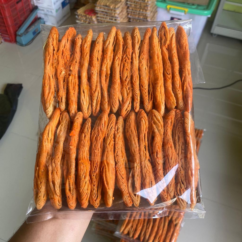 

Oleh Oleh Khas Bogor Pangsit Gulung Renyah Gurih Snack Cemilan Enak