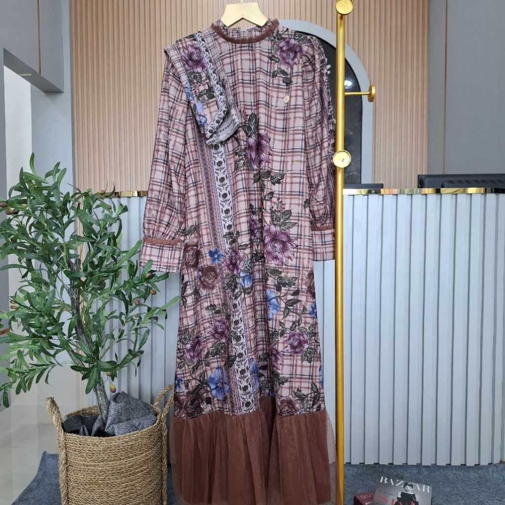 Gamis Motif Bunga Kotak-Kotak dengan Kain Renda & Tulle Elegan
