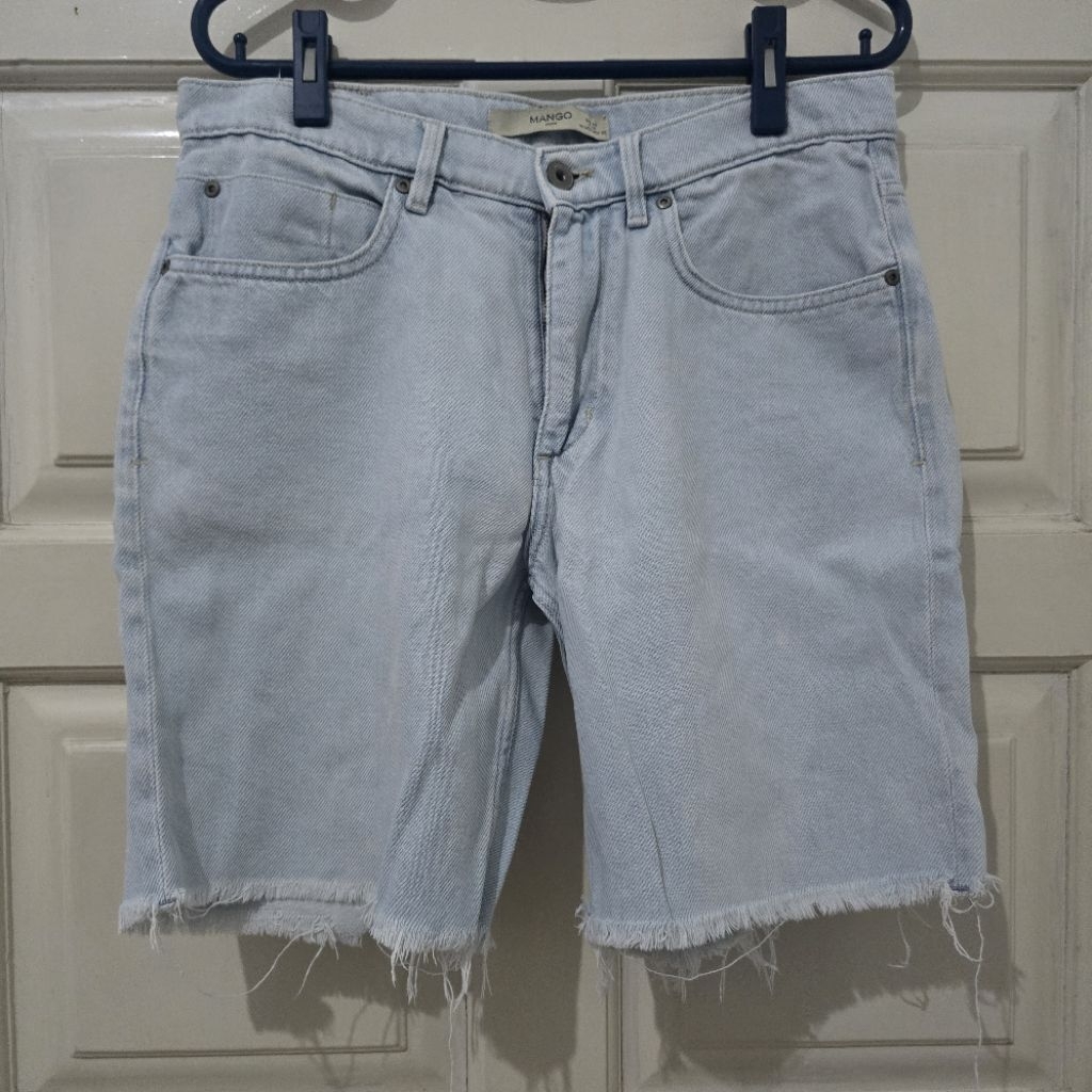 Mango Man light wash denim bermuda shorts with raw hem celana jeans pendek