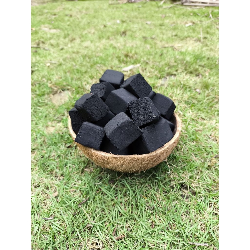 Falmeco Briket Arang Kelapa 1kg – Cube 2,5cm Tahan Lama, Minim Asap, Cocok untuk BBQ & Jagung Bakar