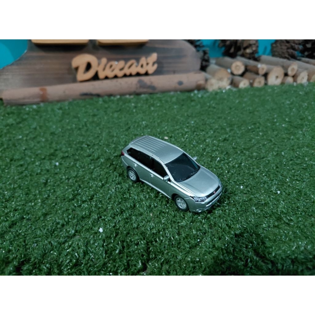 Diecast Miniatur Mitsubishi Outlander silver skala 1:64