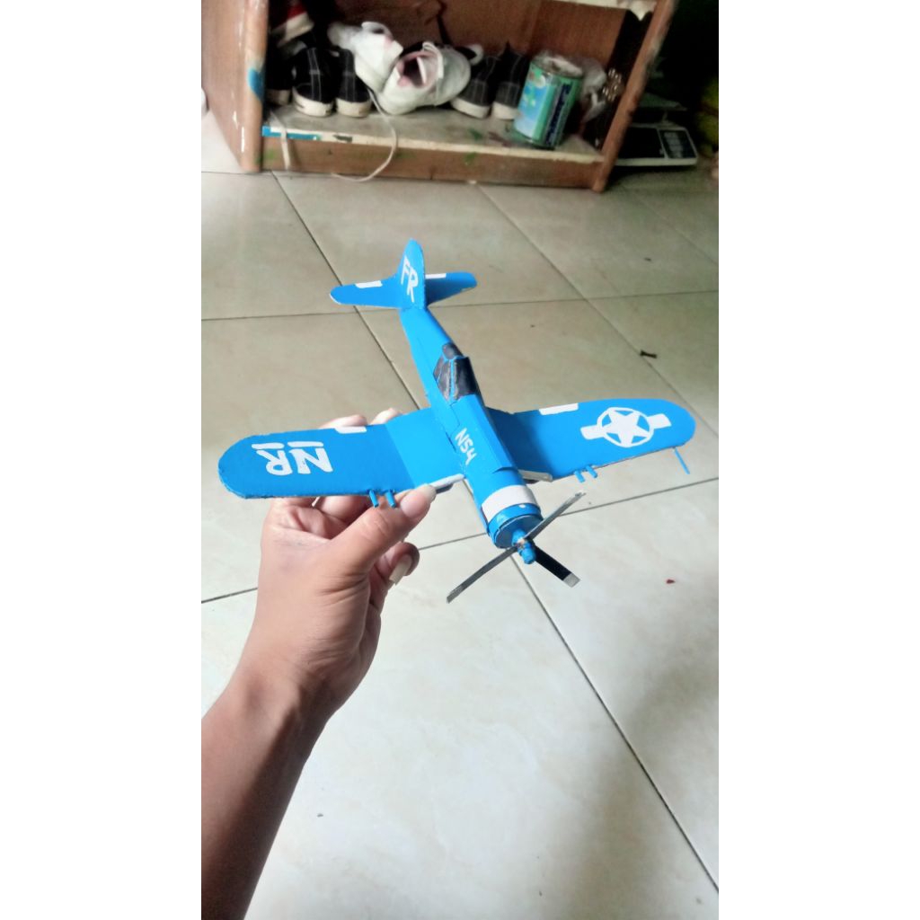 Miniatur pesawat tempur Amerika ww2 F4u Corsair