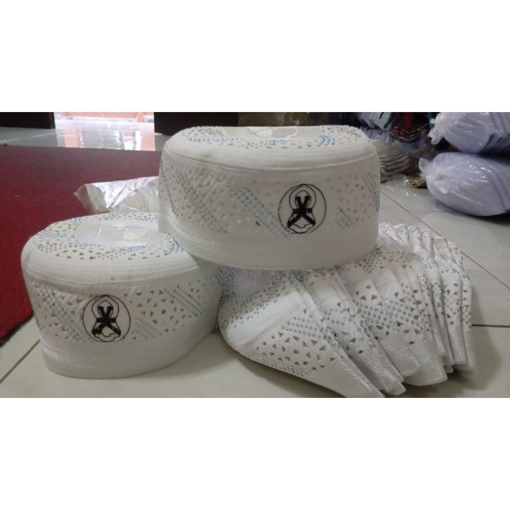 Peci Rajut Ori Bangladesh – Putih Elegan