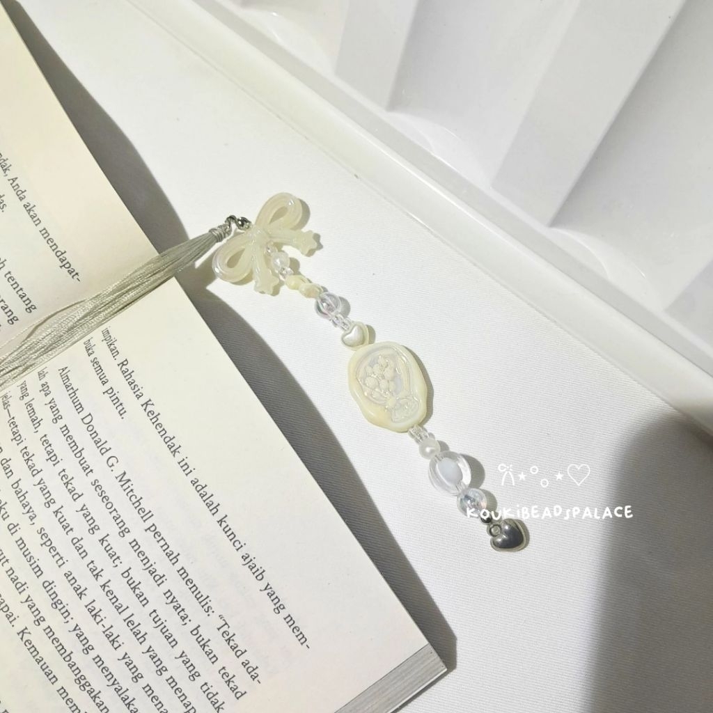 

PEMBATAS BUKU Manik Mote Beaded Bookmark by Koukibeadspalace