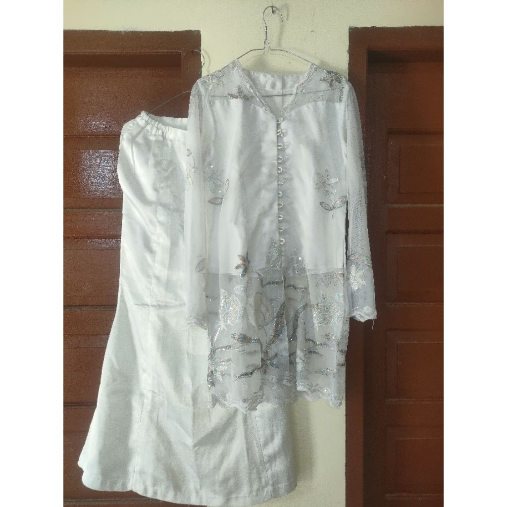 preloved kebaya putih