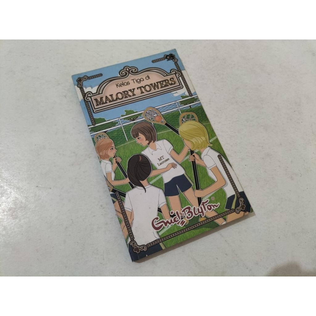 Novel Kelas Tiga di Malory Towers (Var Cover2 (knrs)), karya Enid Blyton