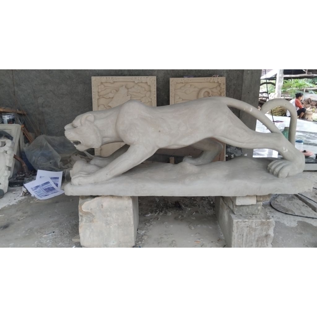 patung macan