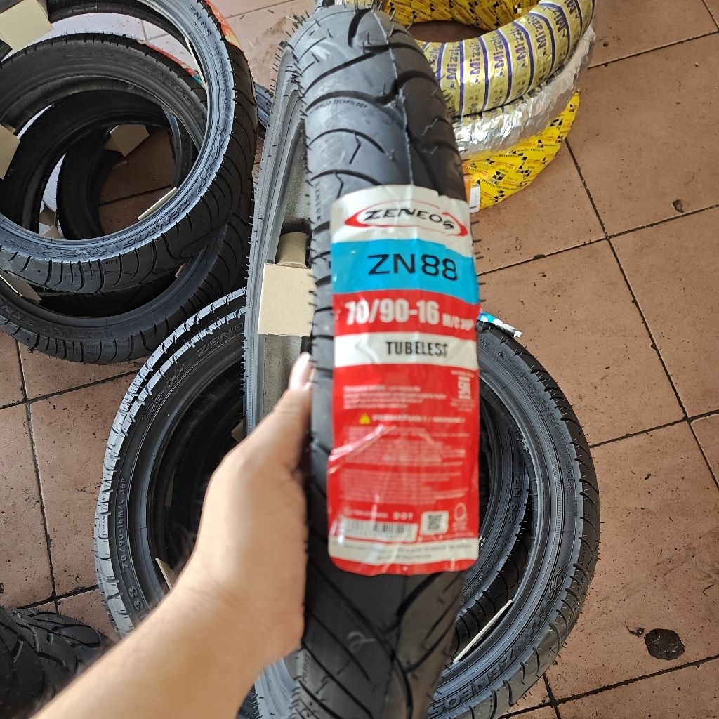 Ban luar zeneos tubeless 70/90-16 zn88