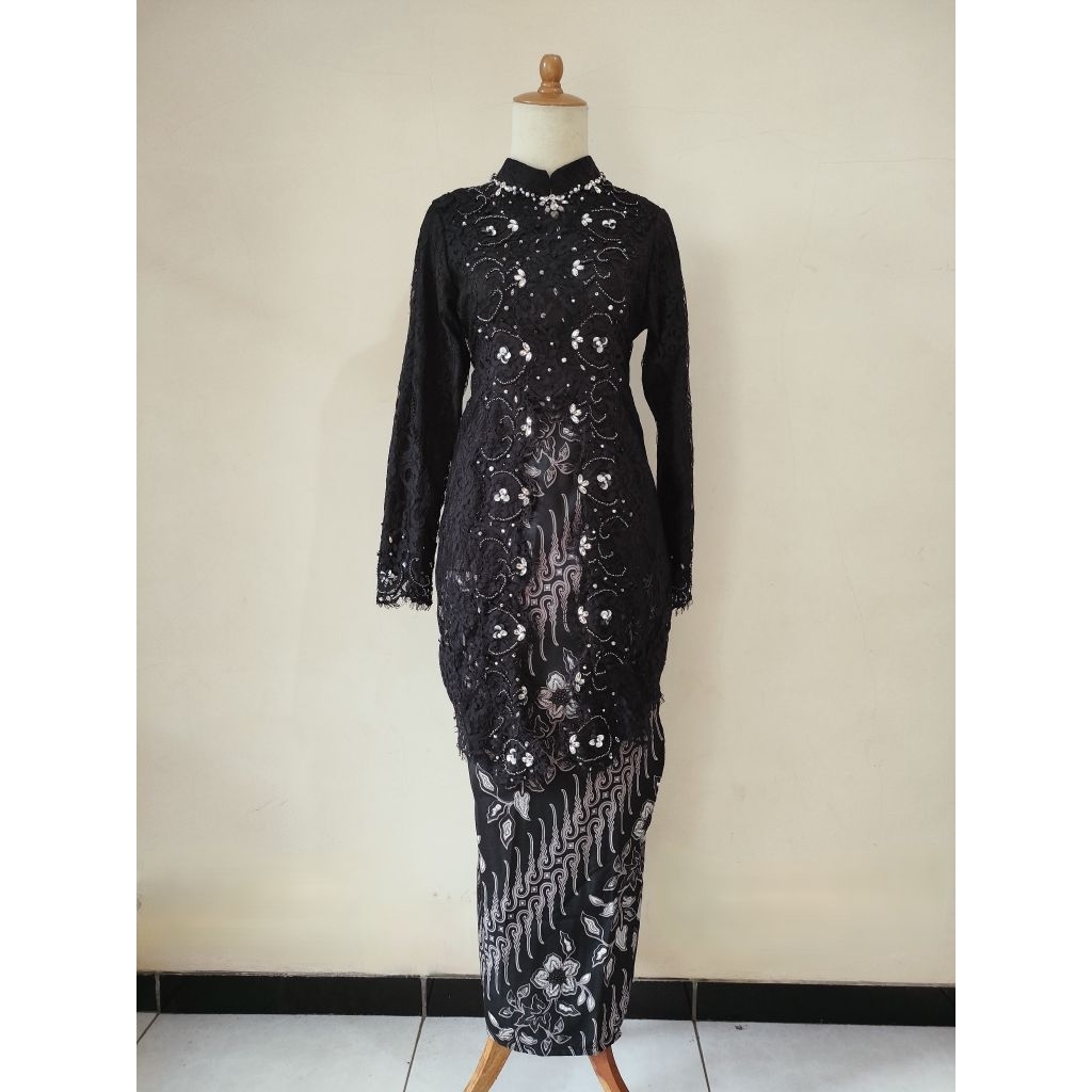 kebaya wisuda hitam