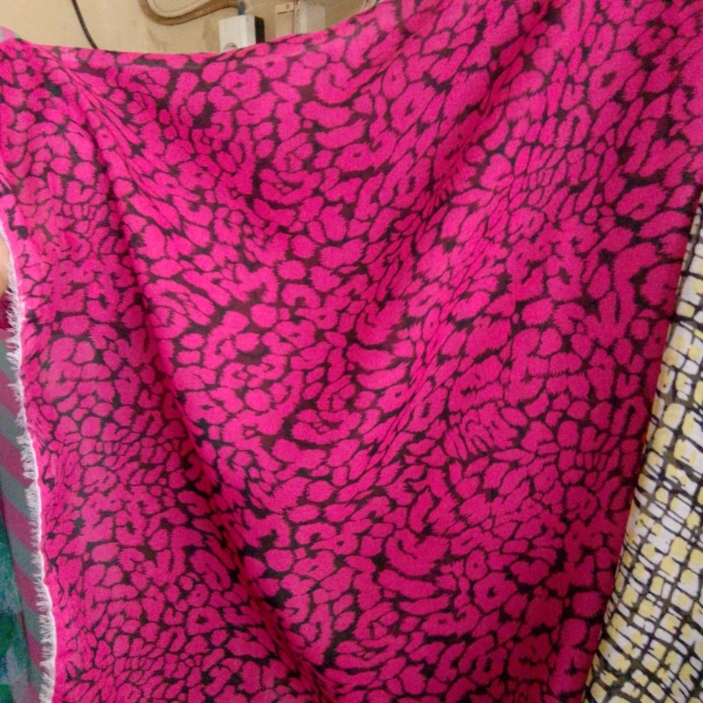 Kain Ceruty Motif Leopard Pink Fanta Premium – Bahan Halus Jatuh Elegan untuk Gamis, Dress, Hijab Rm