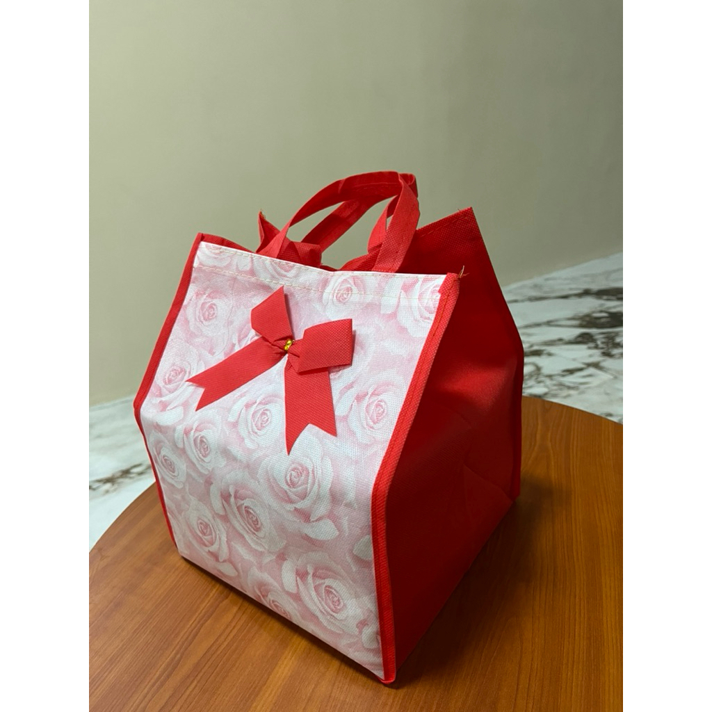 

(ISI 1 PACK = 60 PCS) Tas Hajatan Goodiebag Motif Bunga Pita 22x22 cm / Tas Nasi Box / Tas / Tas Belanja