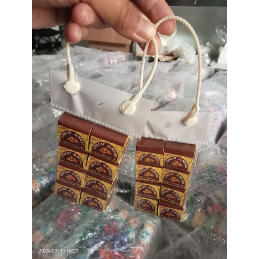 

coklat isi almond per pack isi 8
