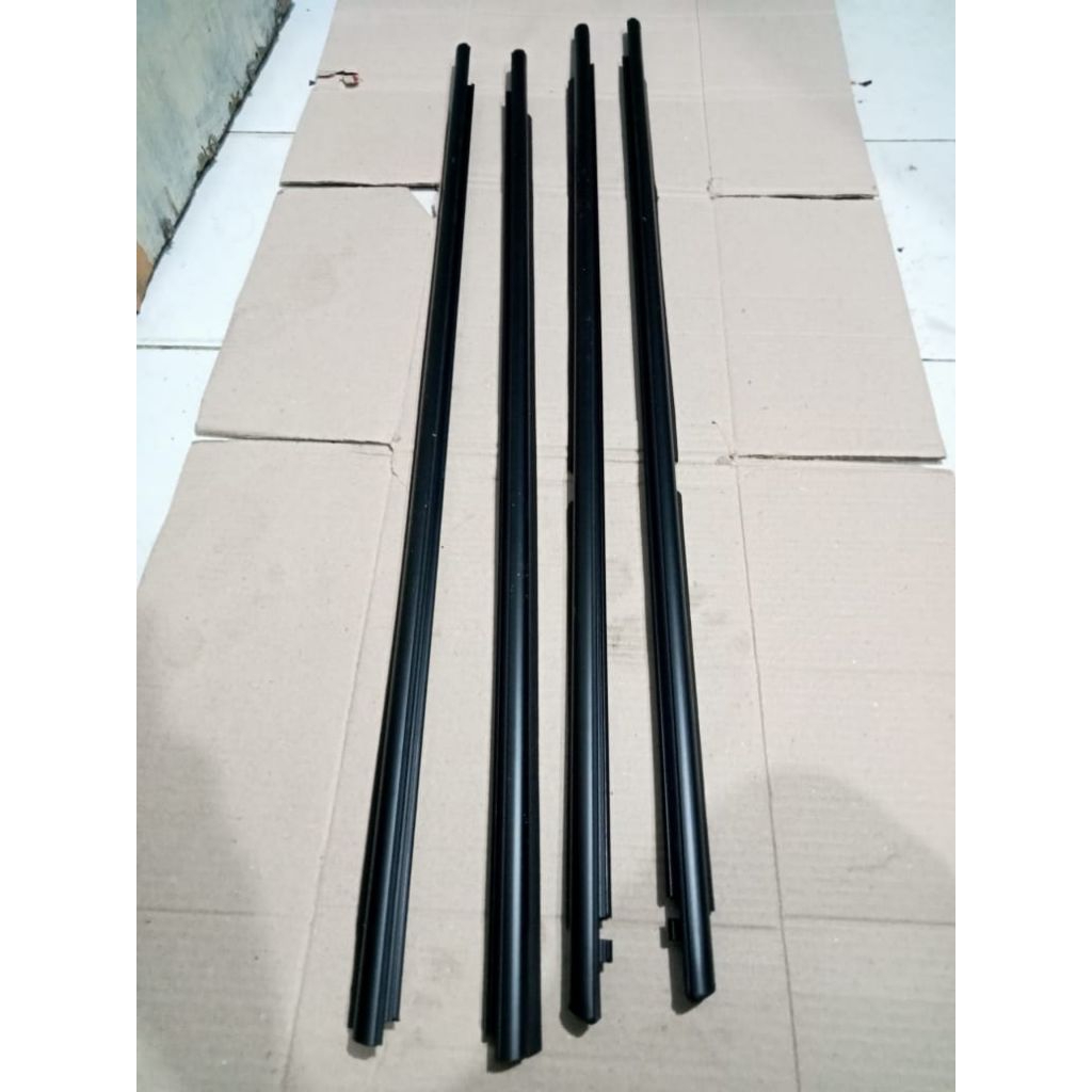 karet pelipit kaca luar mobil grand Vitara hitam pnp