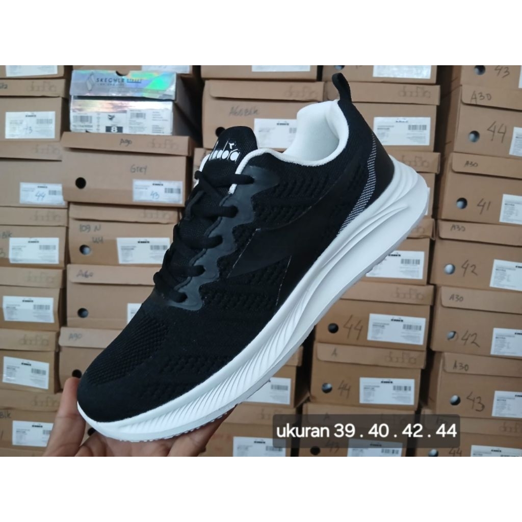 sepatu sport olahraga pria diadora hitam original