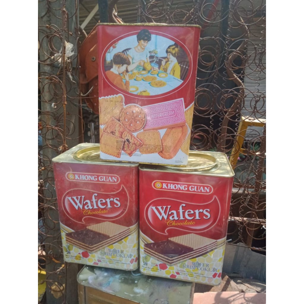kaleng kosong bekas biskuit,waffer Khong Guan