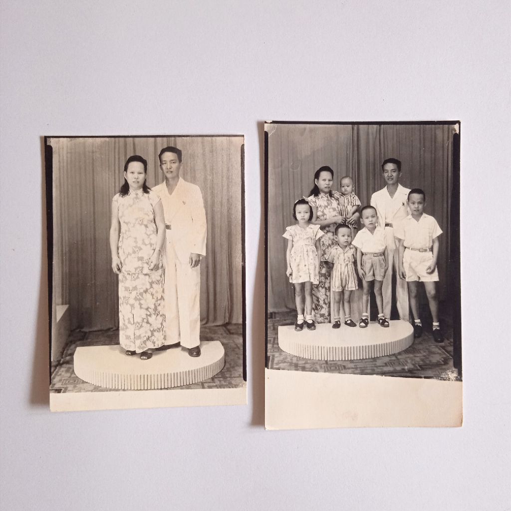 

Antik Vintage Foto Studio Hitam Putih Keluarga Tionghoa Ukuran Post Card 2 pcs Utuh Layak Koleksi
