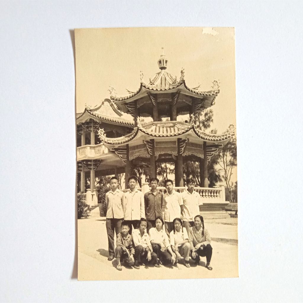 Antik Vintage Foto Hitam Putih Tionghoa Berfoto Didepan Kuil di Cina 1960's Ukuran Post Card Utuh La
