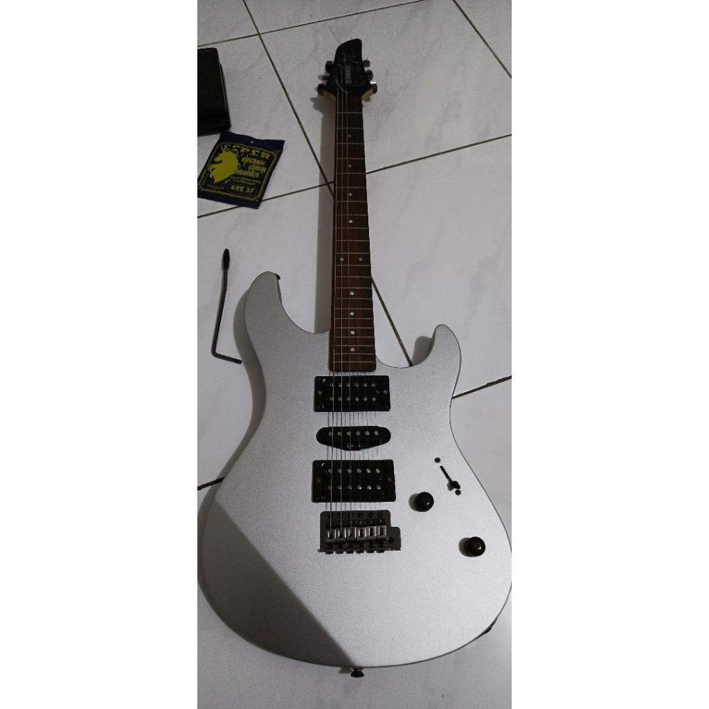 Yamaha RGX 121 Z Elektrik Full Set — Gitar, Tas, Senar Cadangan, Manual, Strap