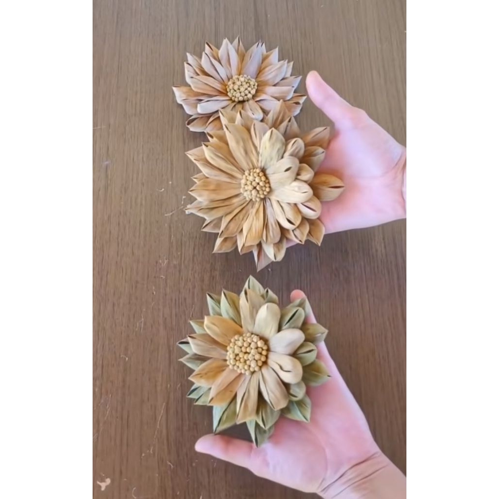 Bunga dari daun pisang kering/ bunga daun klaras/ accesories custom karnaval/ cocok untuk tugas prak