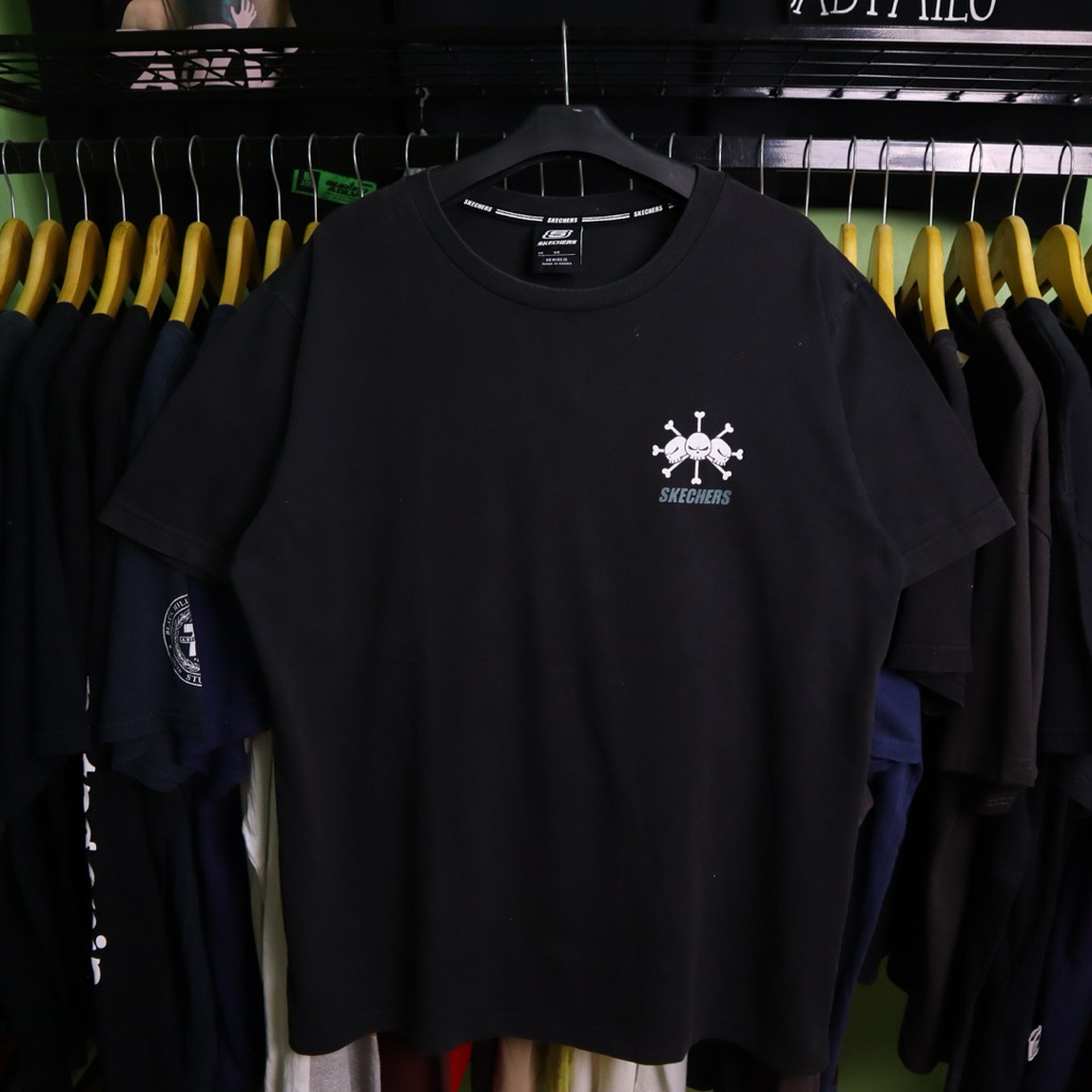 Kaos Skechers X One Piece Kurohige Jolly Roger