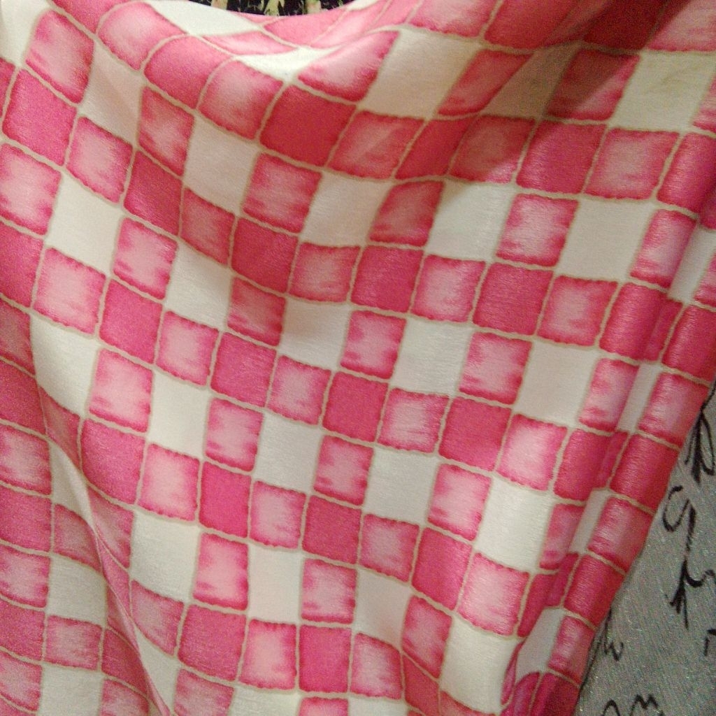 Kain Satin Silk Motif Kotak Pink Putih Premium Bahan Halus Berkilau untuk Dress Gamis Hijab Kyt