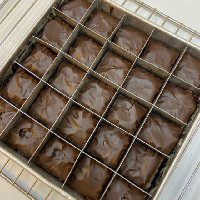 

PREMIUM Fudgy Brownies Shiny Crust loyang 20X20 (25 pcs) polos tanpa topping