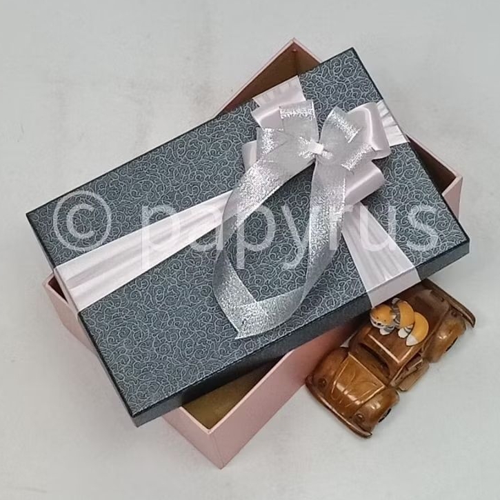 

PAPYRUS Kombinasi 17,5x27,5 Tinggi 5cm Kotak Kado Gift Box Hardbox Hampers Hadiah V1