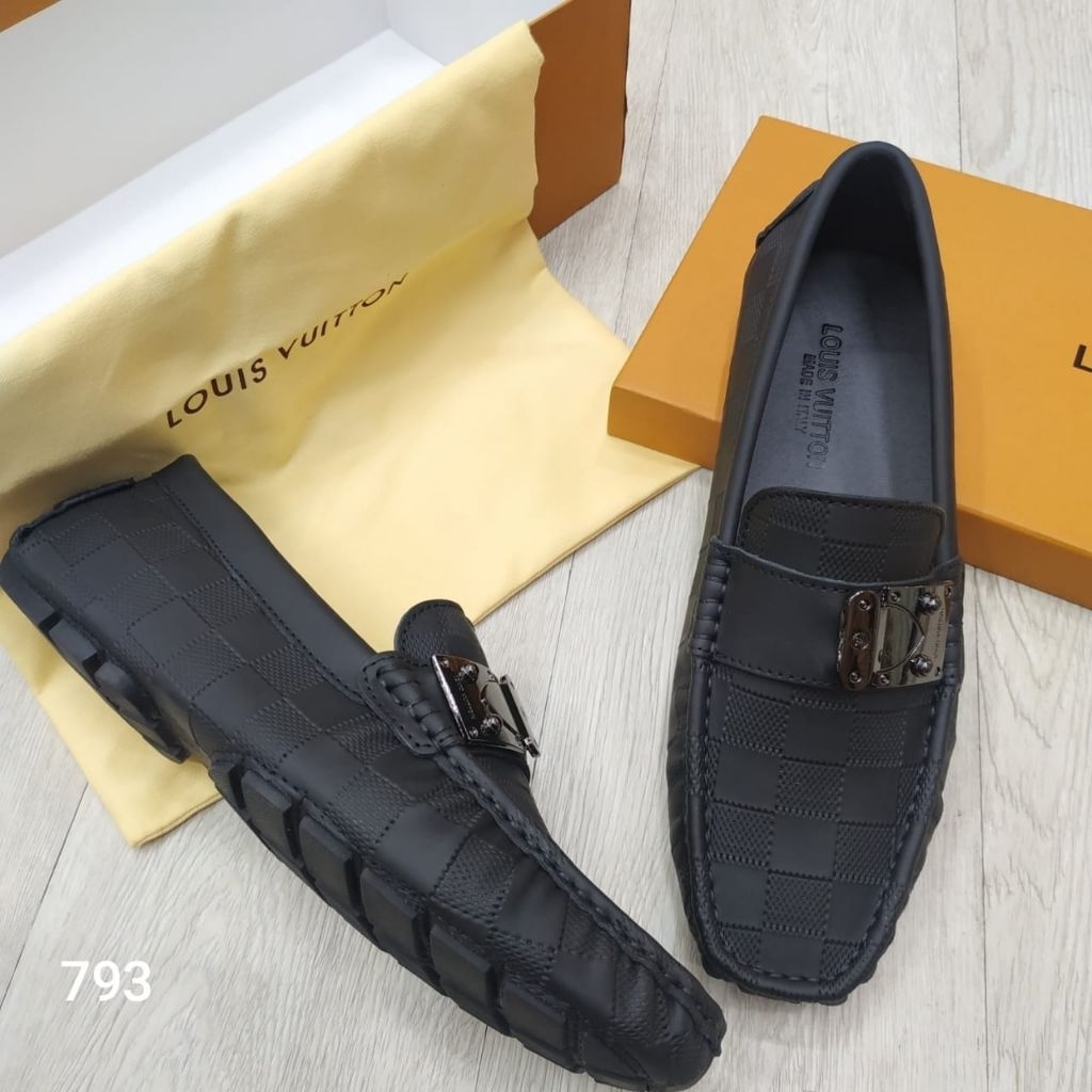 sepatu loafer pria kulit LV