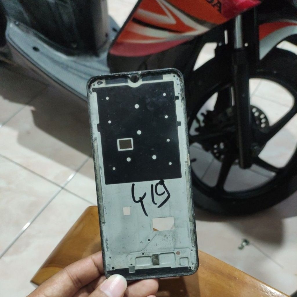 TATAKAN LCD FRAME VIVO Y19 ORI COPOTAN