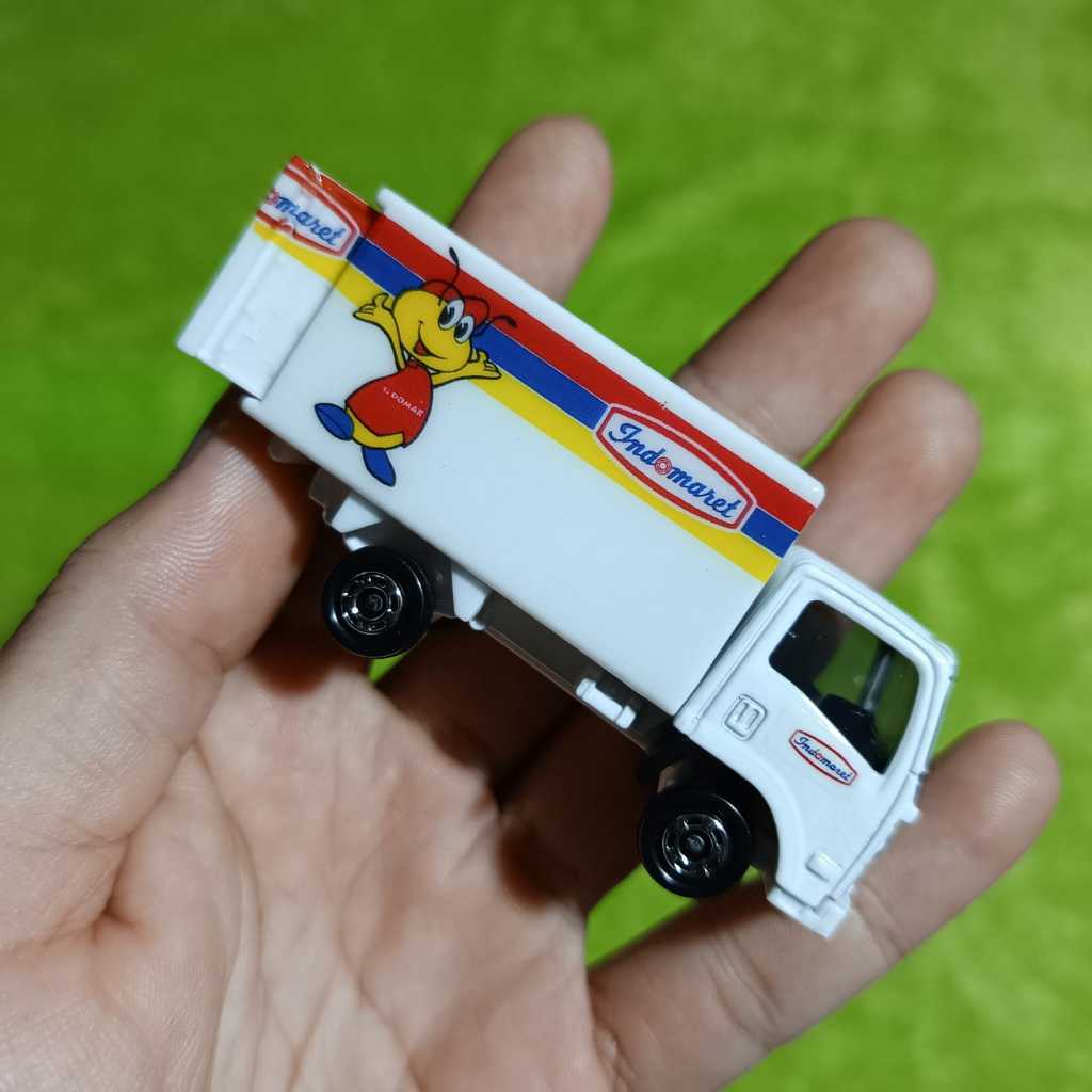 Diecast Miniature Scale 1:64 Tomica Truck Isuzu ELF custom Mobil Truk Indomaret