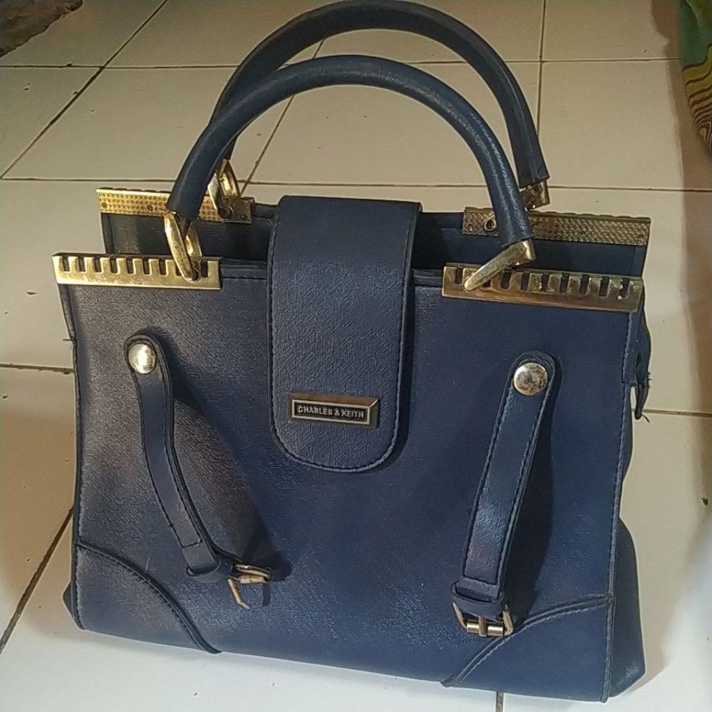 tas wanita merk Charles and Keith