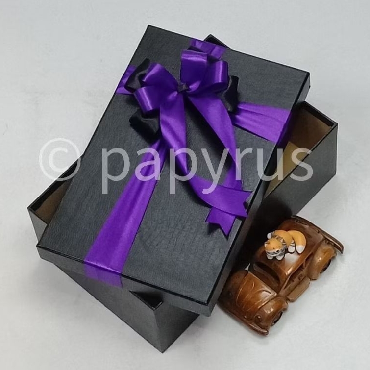 

PAPYRUS 17,5x27,5 Tinggi 8cm Kotak Kado Gift Box Hardbox Hampers V3