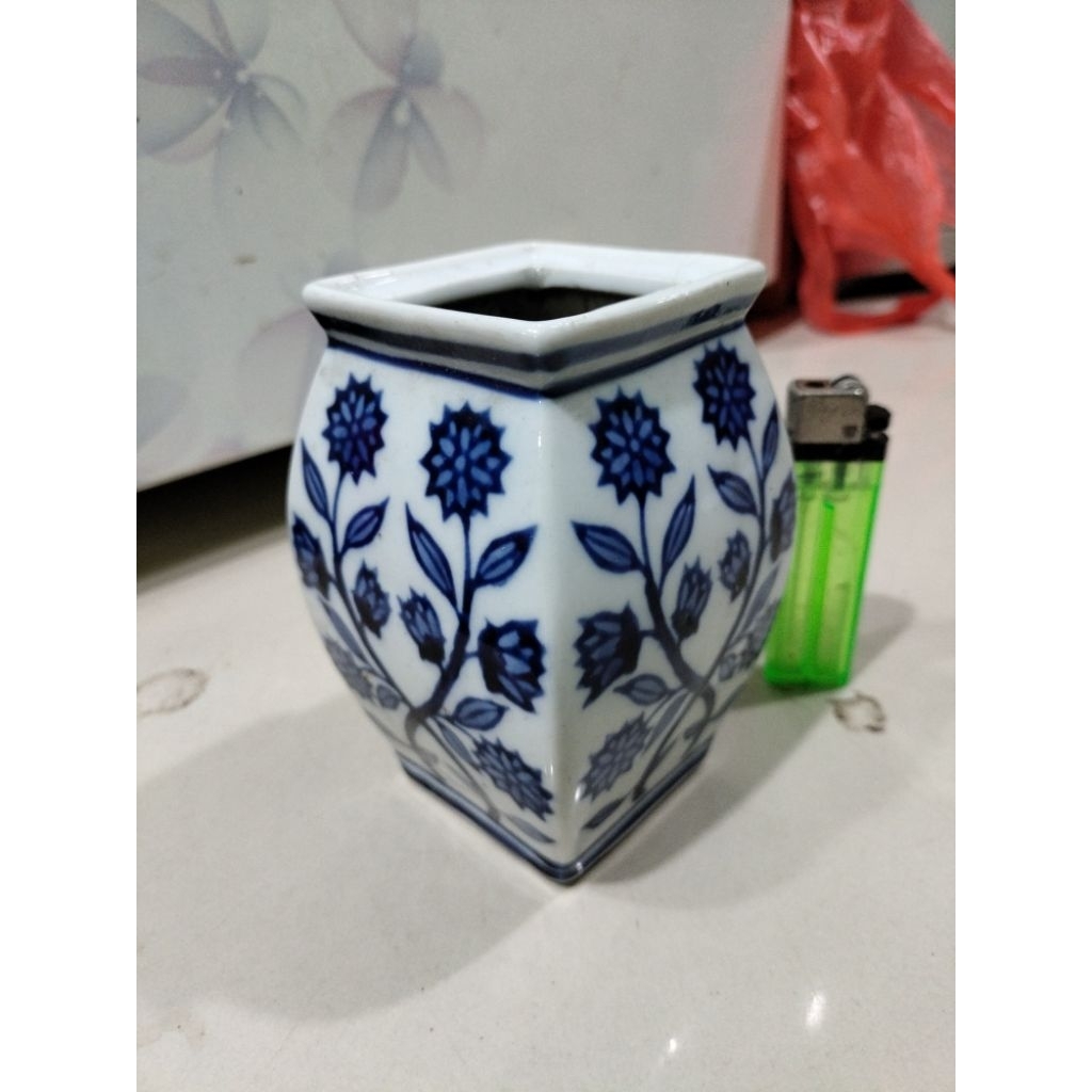 Guci kuno china porselen motif bunga teratai mulus